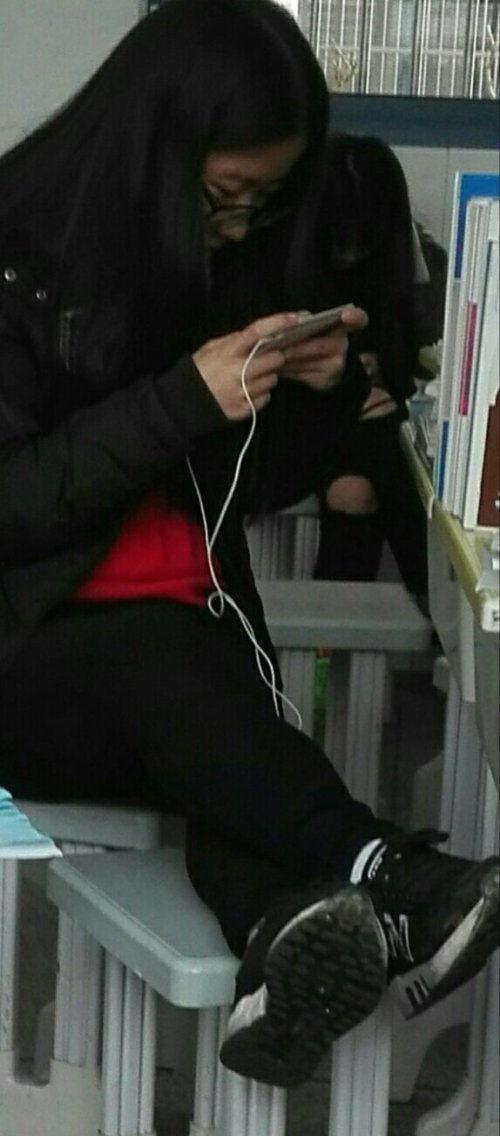 成人脚踩凳子好吗图片视频,安全与风险并存的行为解析